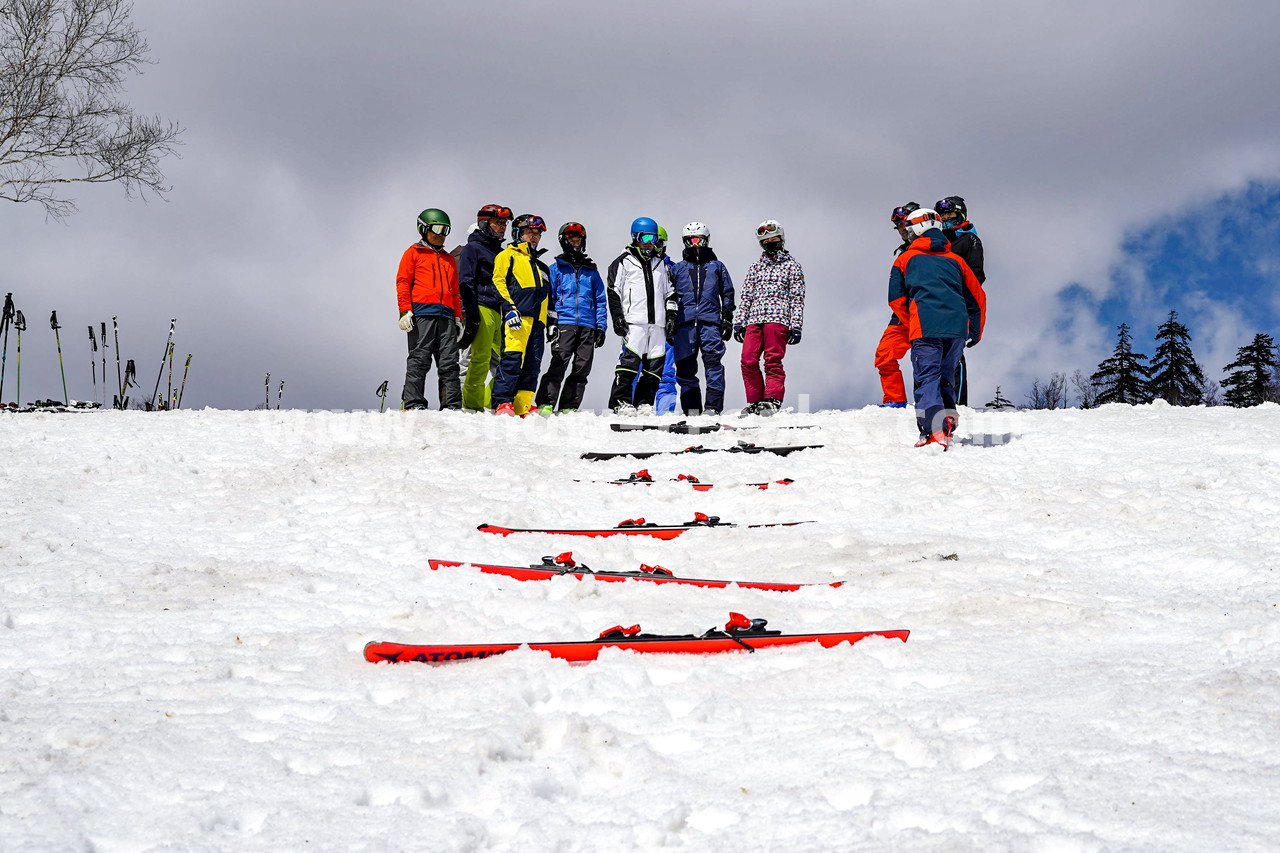 札幌国際スキー場 Mt.石井スポーツ ISHII SKI ACADEMY 校長・斉藤人之さんによる『斉藤塾』開講。本日のテーマは、「春雪！コブからスキーのたわみを楽しむ！！」(^^)v